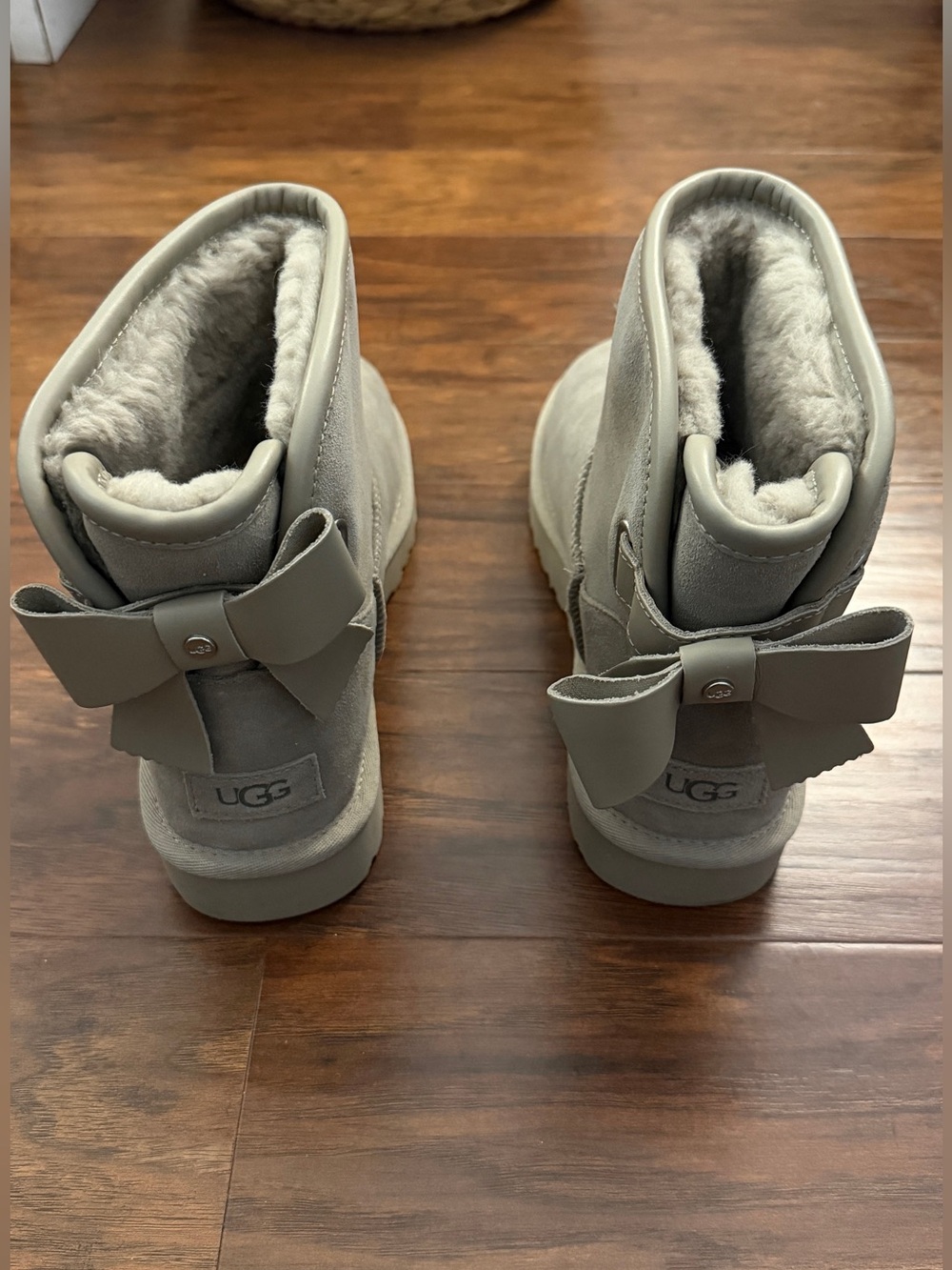 UGG Women’s Bailey Bow Boots Gray/Taupe – Size 9 / EU 40 – New Never Worn